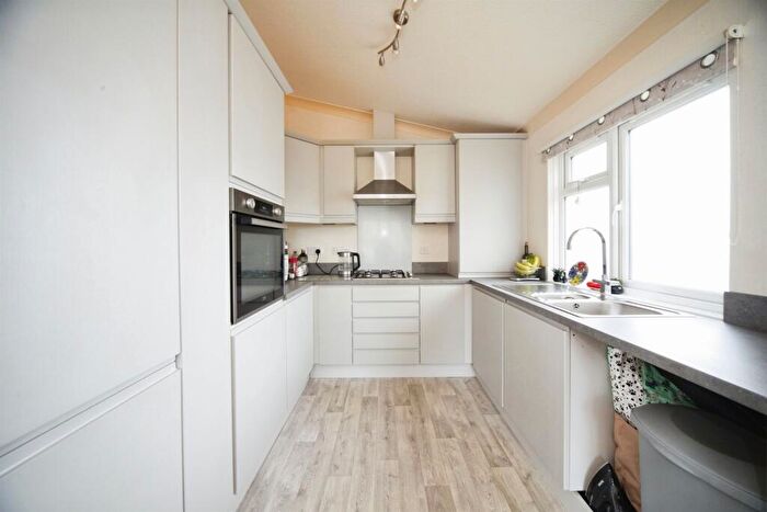 2 Bedroom Detached House For Sale In Beechwood Park, Caddington, Luton, LU1