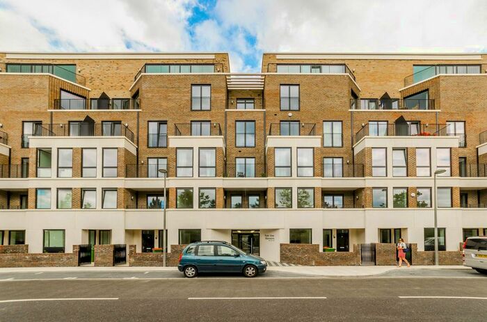 3 Bedroom Flat To Rent In Park View Mansions, Stratford, London, E20