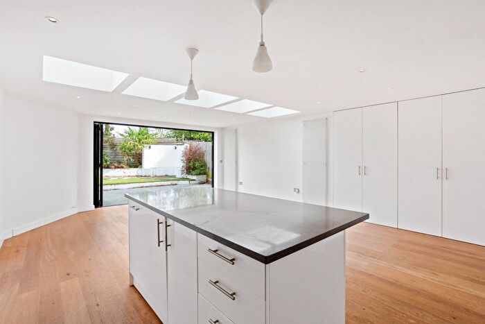 5 Bedroom Town House To Rent In Queens Acre, Windsor, SL4