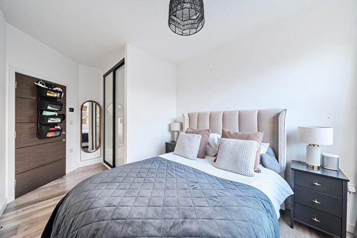 2 Bedroom Flat For Sale In Great North Road, Hatfield, AL9