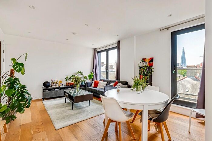 2 Bedroom Apartment For Sale In Luxe Tower, Dock Street, Tower Hill, E1