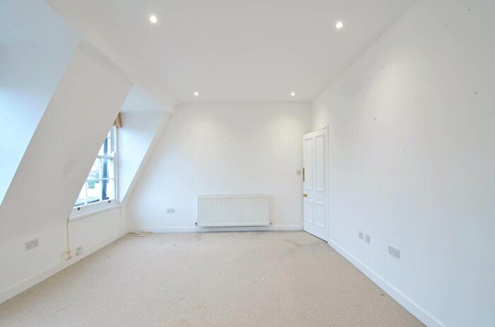 1 Bedroom Apartment To Rent In Royal York Crescent, Clifton, BS8