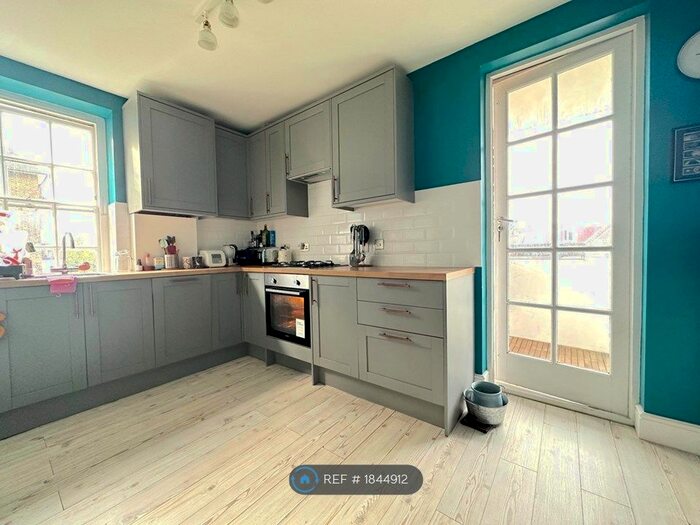 2 Bedroom Flat To Rent In Holloway Road, London, N7