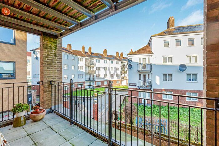 2 Bedroom Flat To Rent In Sumner House, London, SE10