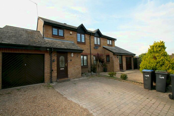 3 Bedroom Semi-Detached House To Rent In Crothall Close, Palmers Green, N13