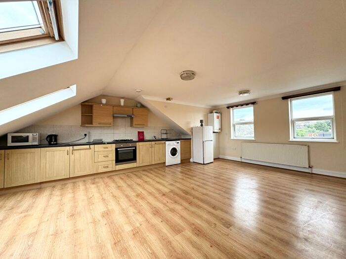 3 Bedroom Flat To Rent In Seymour Road, Haringay, N8