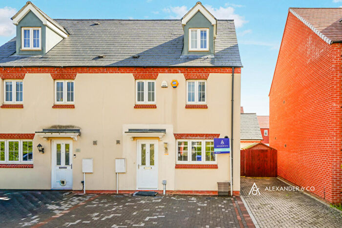 4 Bedroom Semi-Detached House To Rent In Fontwell Road, Bicester, OX26