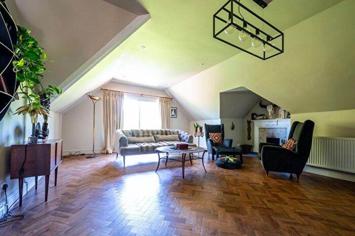 3 Bedroom Flat For Sale In Onslow Crescent, Woking, GU22