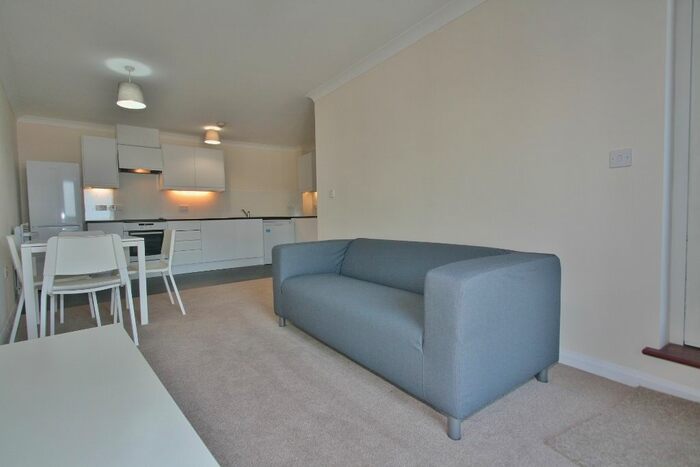 2 Bedroom Flat To Rent In Crown Heights, Alencon Link, Basingstoke, RG21