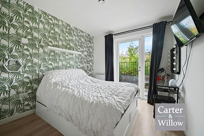 1 Bedroom Flat For Sale In Harbard Close, Barking, IG11