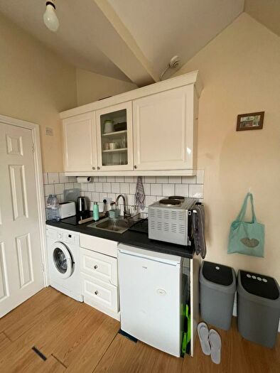 1 Bedroom Terraced House To Rent In Hammersmith Road, London, W14