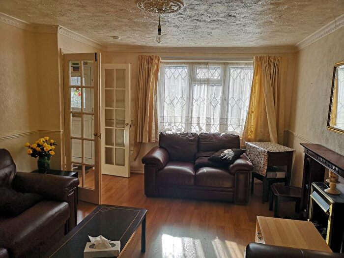 3 Bedroom Semi-Detached House To Rent In Coltsfoot Green, Luton, LU4