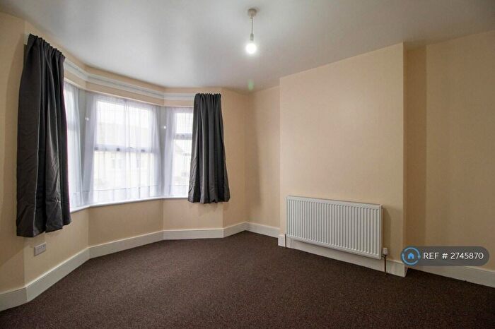 1 Bedroom Flat To Rent In Hickling Road, Ilford, IG1