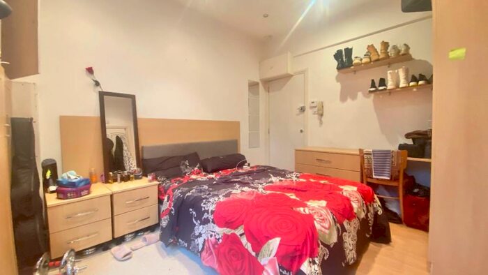 Apartment To Rent In Ballards Lane, London, N3