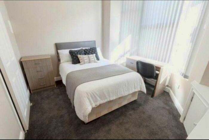 5 Bedroom Terraced House To Rent In Hannan Road, L6