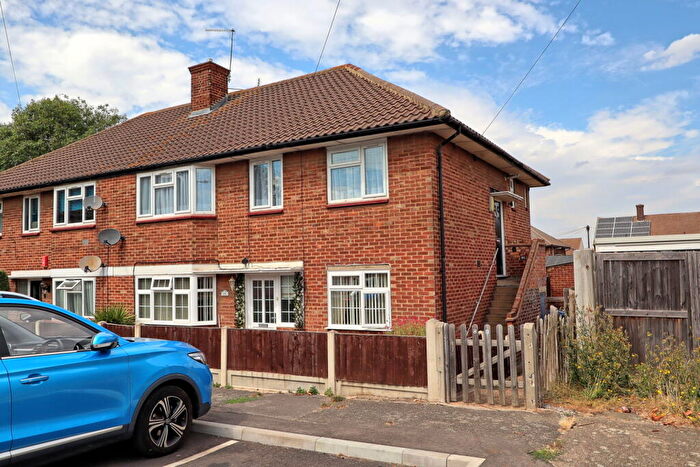 3 Bedroom Maisonette For Sale In Araglen Avenue, South Ockendon, Thurrock, RM15