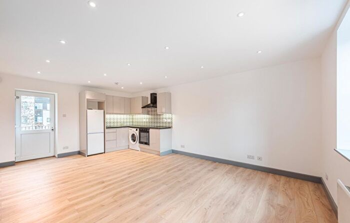2 Bedroom Flat To Rent In Clapham Park Road, SW4