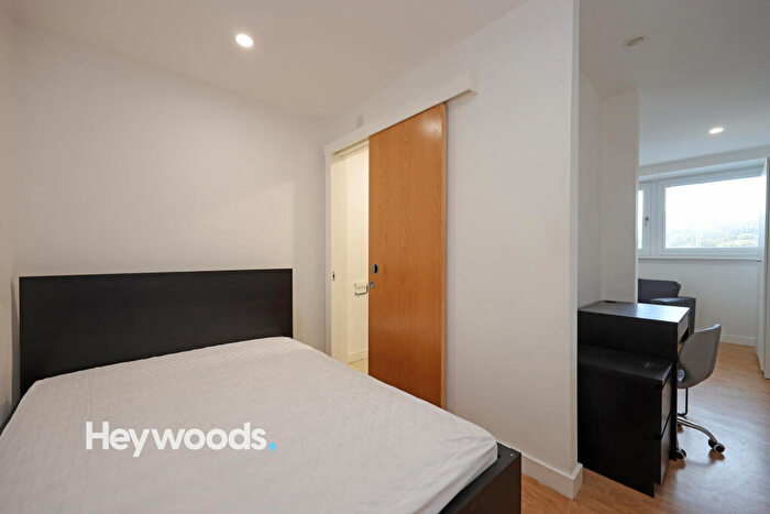 1 Bedroom Flat For Sale In Flat, Keele House, The Midway, Newcastle-under-Lyme, Staffordshire, ST5