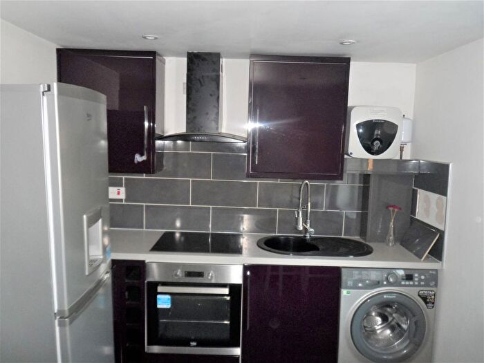 2 Bedroom Flat To Rent In Lower Addiscombe Road, Croydon, CR0