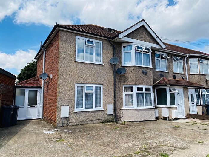 3 Bedroom End Of Terrace House To Rent In Basildene Road, Hounslow, TW4
