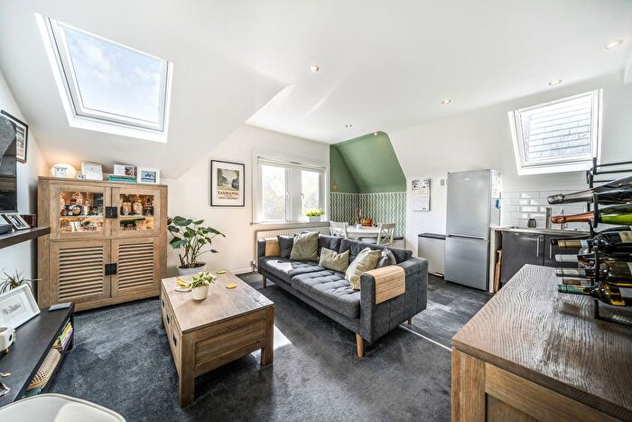 2 Bedroom Flat For Sale In Charlton Road, London, SE3