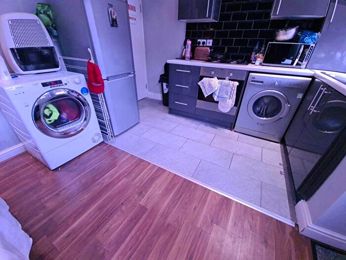 2 Bedroom House To Rent In Harold View, Leeds, LS6