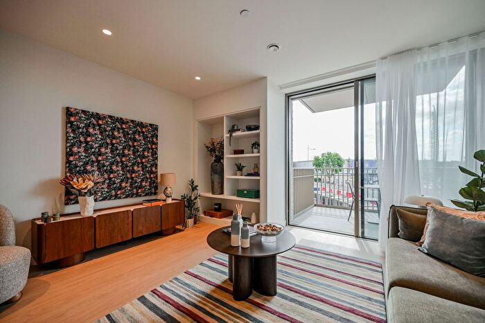 3 Bedroom Flat To Rent In Ferry Island, Tottenham, London, N17