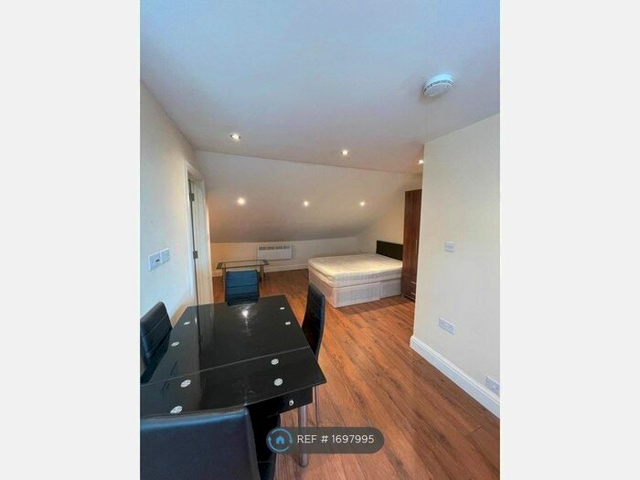 Studio To Rent In The Mall, London, W5