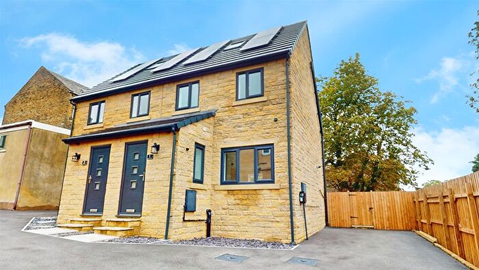 3 Bedroom Semi-detached House For Sale In Wellgarth, Buttershaw, Bradford, BD6