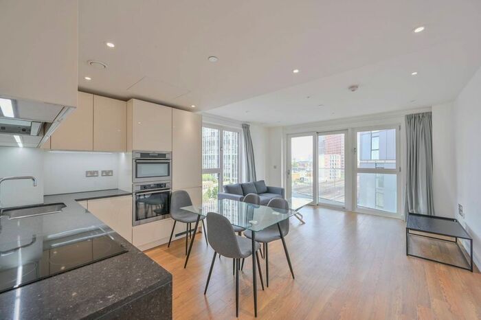 2 Bedroom Flat To Rent In Brent House, Vauxhall, London, SW8