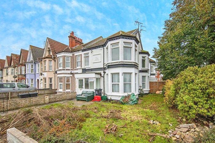 2 Bedroom Flat For Sale In Hayes Road, Clacton-On-Sea, CO15