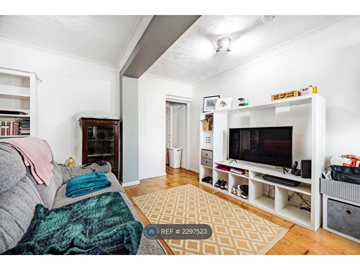 1 Bedroom Flat To Rent In Curtis Street, Swindon, SN1