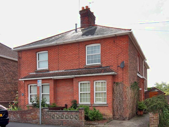 2 Bedroom Semi-Detached House To Rent In Malthouse Road, Crawley RH10