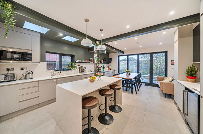 4 Bedroom Semi Detached House For Sale In Norfolk Road, Shirley, Southampton, Hampshire, SO15