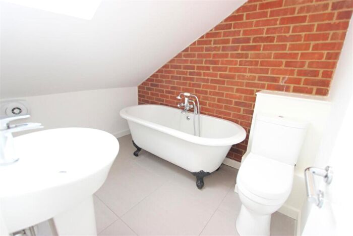4 Bedroom End Of Terrace House To Rent In Foxmead Close, Enfield, EN2