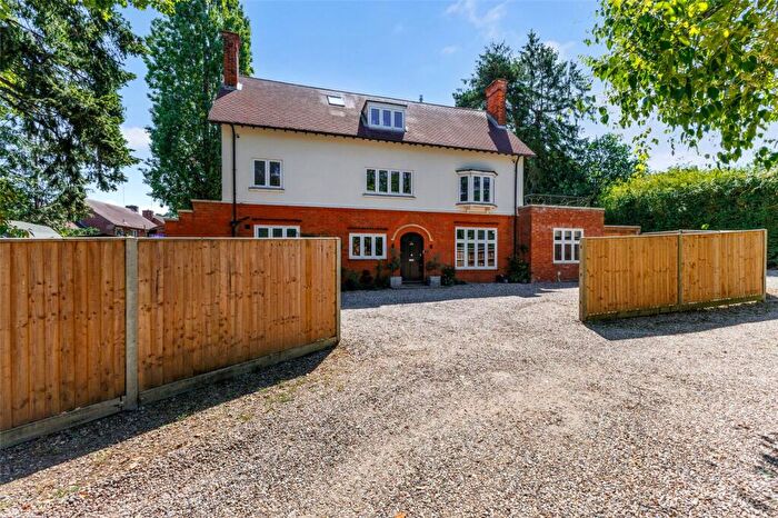 6 Bedroom Detached House For Sale In Heyward Gardens, Newbury, Berkshire, RG14
