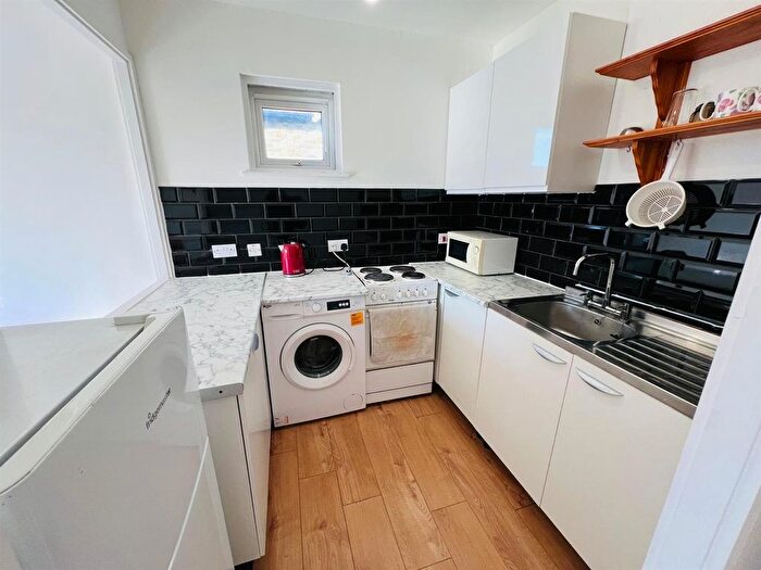 1 Bedroom Flat For Sale In Pownall Gardens, Hounslow, TW3
