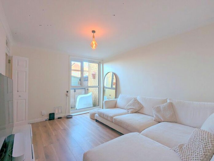 2 Bedroom Property To Rent In Southern Avenue, Feltham, TW14