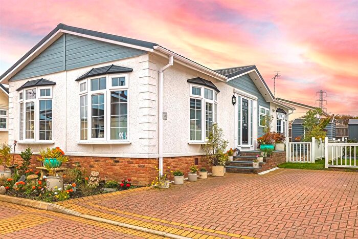 2 Bedroom Mobile/park Home For Sale In Palm Court, Battlesbridge, Wickford, SS11