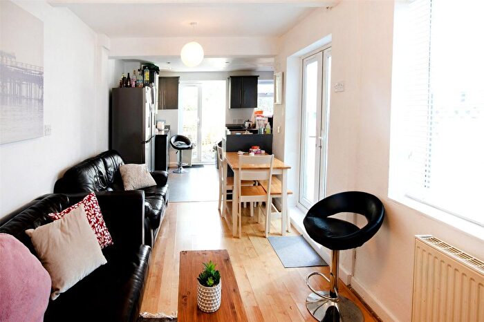 Terraced House To Rent In Redvers Road, Brighton, BN2