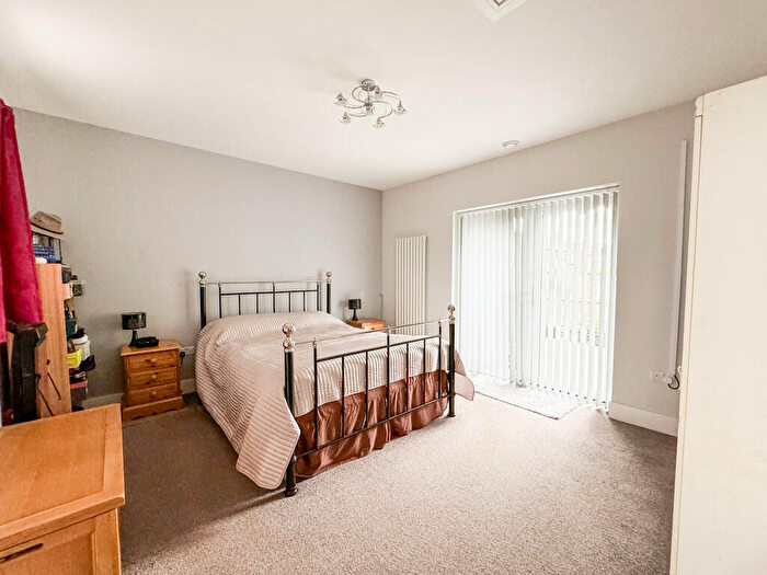 1 Bedroom Detached Bungalow For Sale In Wedgwood Way, Rochford, SS4