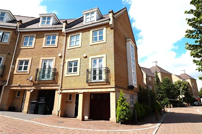 4 Bedroom End Of Terrace House For Sale In Kingfisher Drive, Waterstone Park, Greenhithe, Kent, DA9