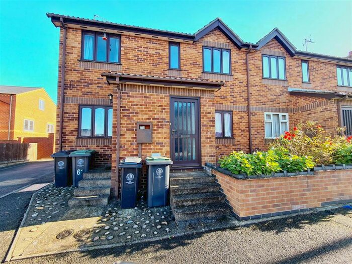 2 Bedroom Flat To Rent In Kings Road, Rushden, Northants, NN10