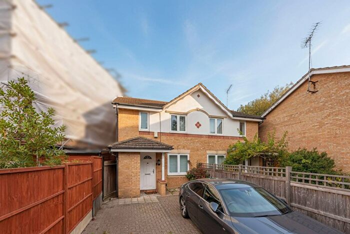 3 Bedroom Property For Sale In Ribblesdale Avenue, Friern Barnet, London, N11