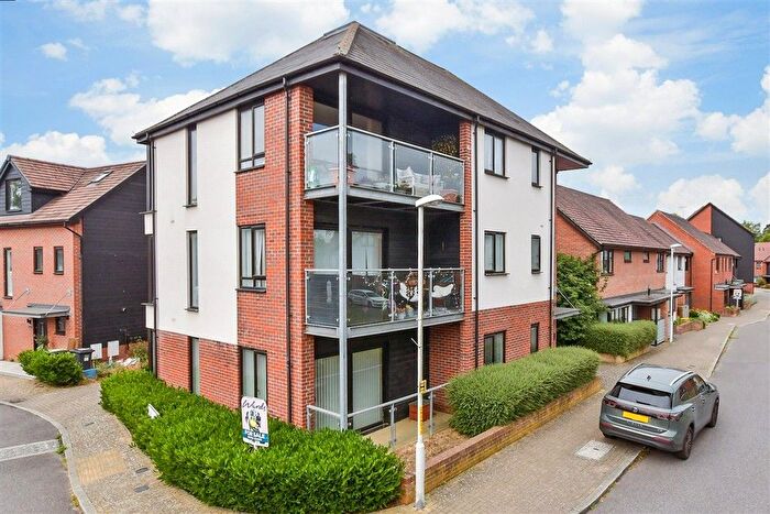 2 Bedroom Flat For Sale In Hawley Drive, Leybourne, West Malling, Kent, ME19