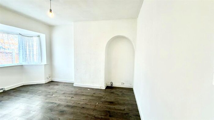 3 Bedroom Semi Detached House To Rent In Beeches Road, Perry Beeches, B42