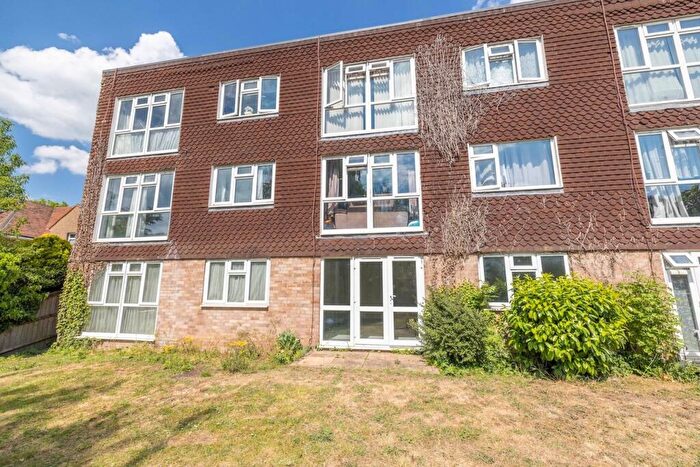 1 Bedroom Apartment For Sale In Chichester Court, Slough, SL1