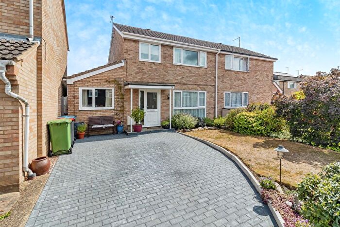 3 Bedroom Semi-detached House For Sale In Blythe Close, Newport Pagnell, MK16