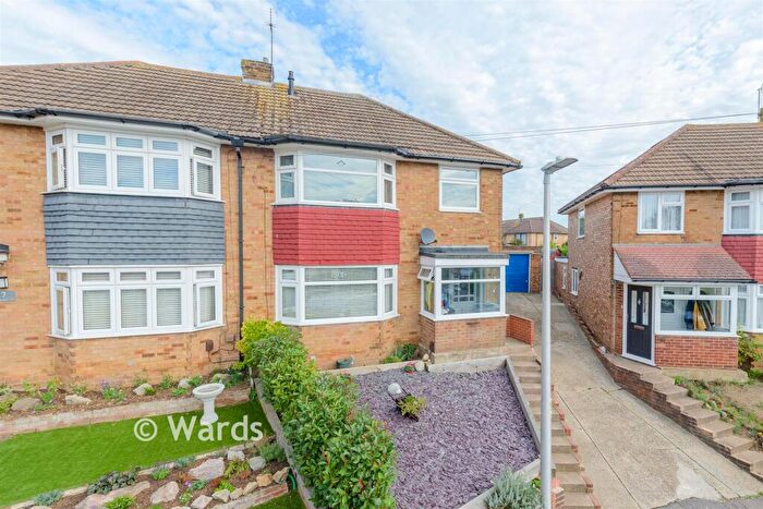 4 Bedroom Semi-Detached House For Sale In Dashmonden Close, Wainscott, Rochester, Kent, ME2