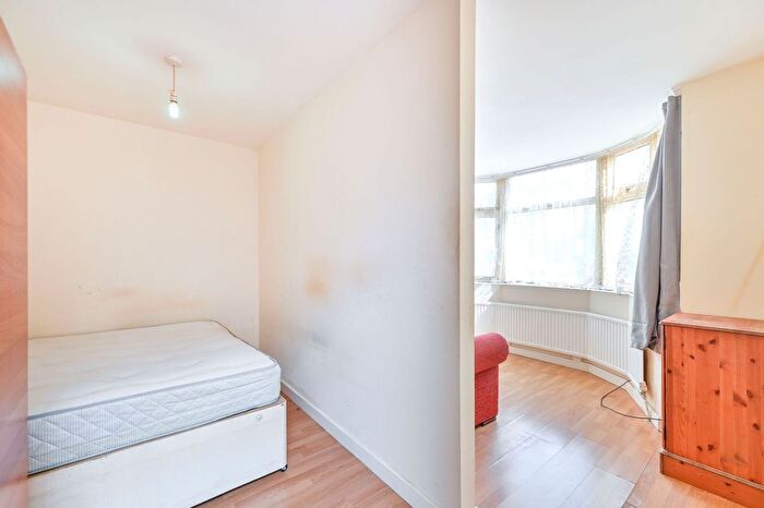 9 Bedroom Semi-Detached House To Rent In Ballogie Avenue, Neasden, London, NW10